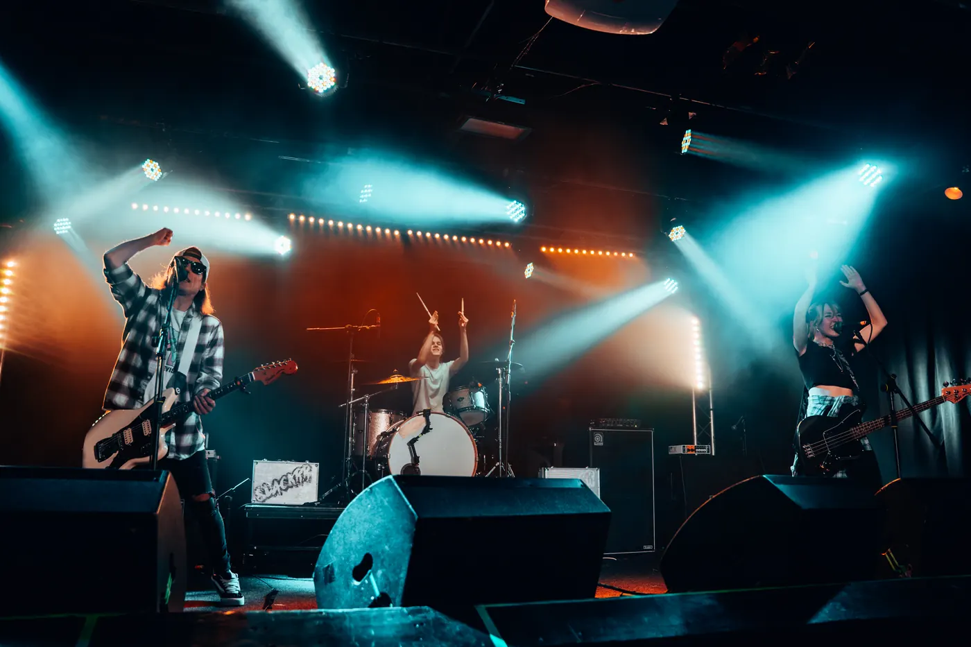Slackrr performing live